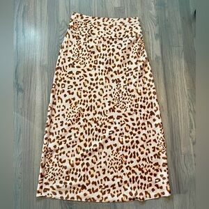 Free people leopard print floor length skirt size 6. Side zip.In good condition.